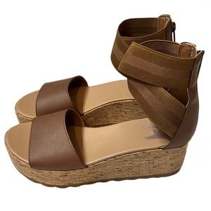 Like new SOREL
Cameron Flatform Ankle Strap Sandal - Women's